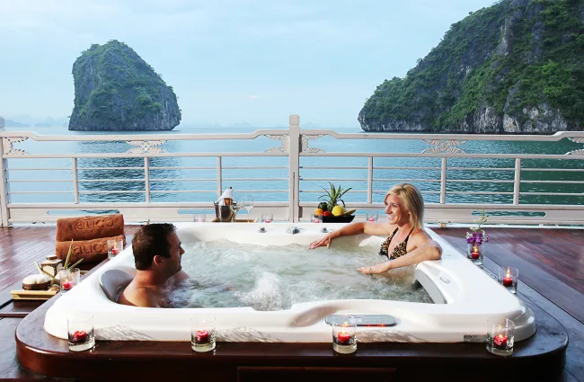 Bhaya-AuCo-Cruise-Vietnam-Jacuzzi-Areas(1)