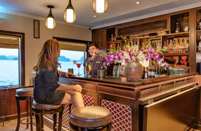 Violet-HaLongBay-Bar-650x425