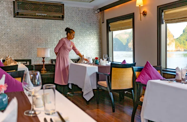 Violet-HaLongBay-Restaurant-650x425