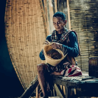 Anouvong-Laos-Cruise-Hmong-Tribe-325x325