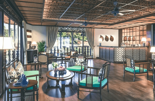 Anouvong-Laos-Cruise-Lounge-Cafe-Bar-650x425