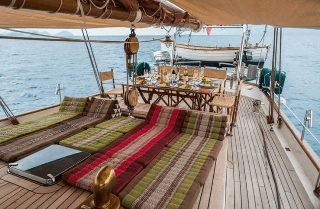 Dallinghoo-Indonesia-Areas-Deck-and-Dining-650x425